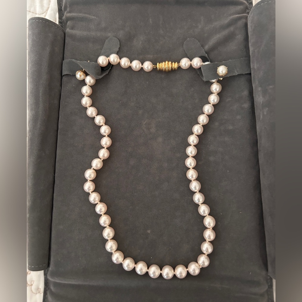 Elegant Pearl Necklace with Gold Clasp